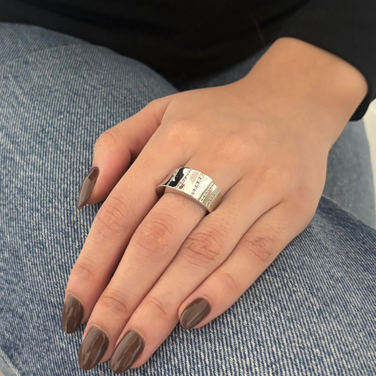 Sortija ancha de oro blanco de 18kt con 9 carriles de diamantes talla brillante. Joyería compro oro, dónde comprar y vender joyas al mejor precio en Barcelona. Joyas al mejor precio, envío gratuito.