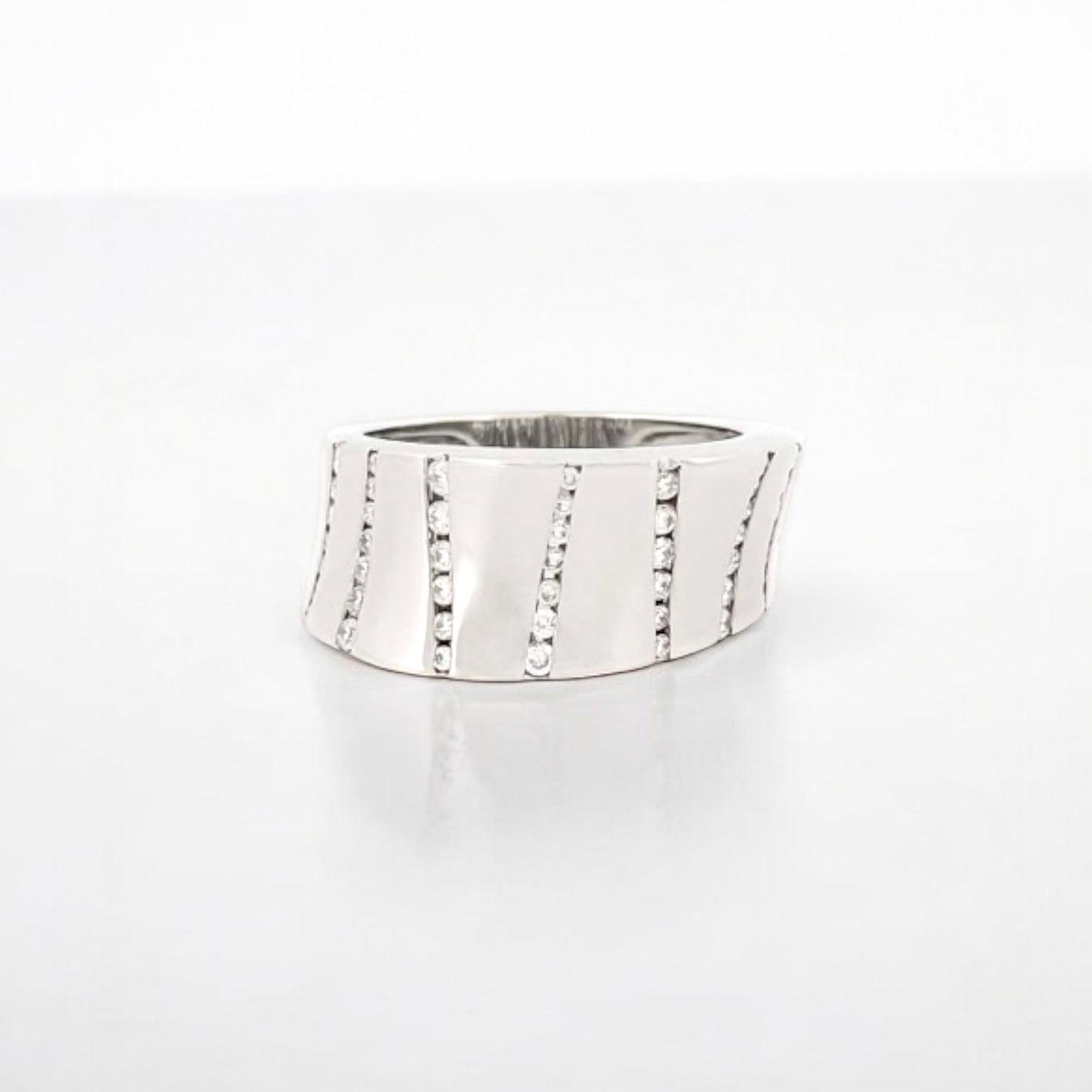 Sortija ancha de oro blanco de 18kt con 9 carriles de diamantes talla brillante. Joyería compro oro, dónde comprar y vender joyas al mejor precio en Barcelona. Joyas al mejor precio, envío gratuito.