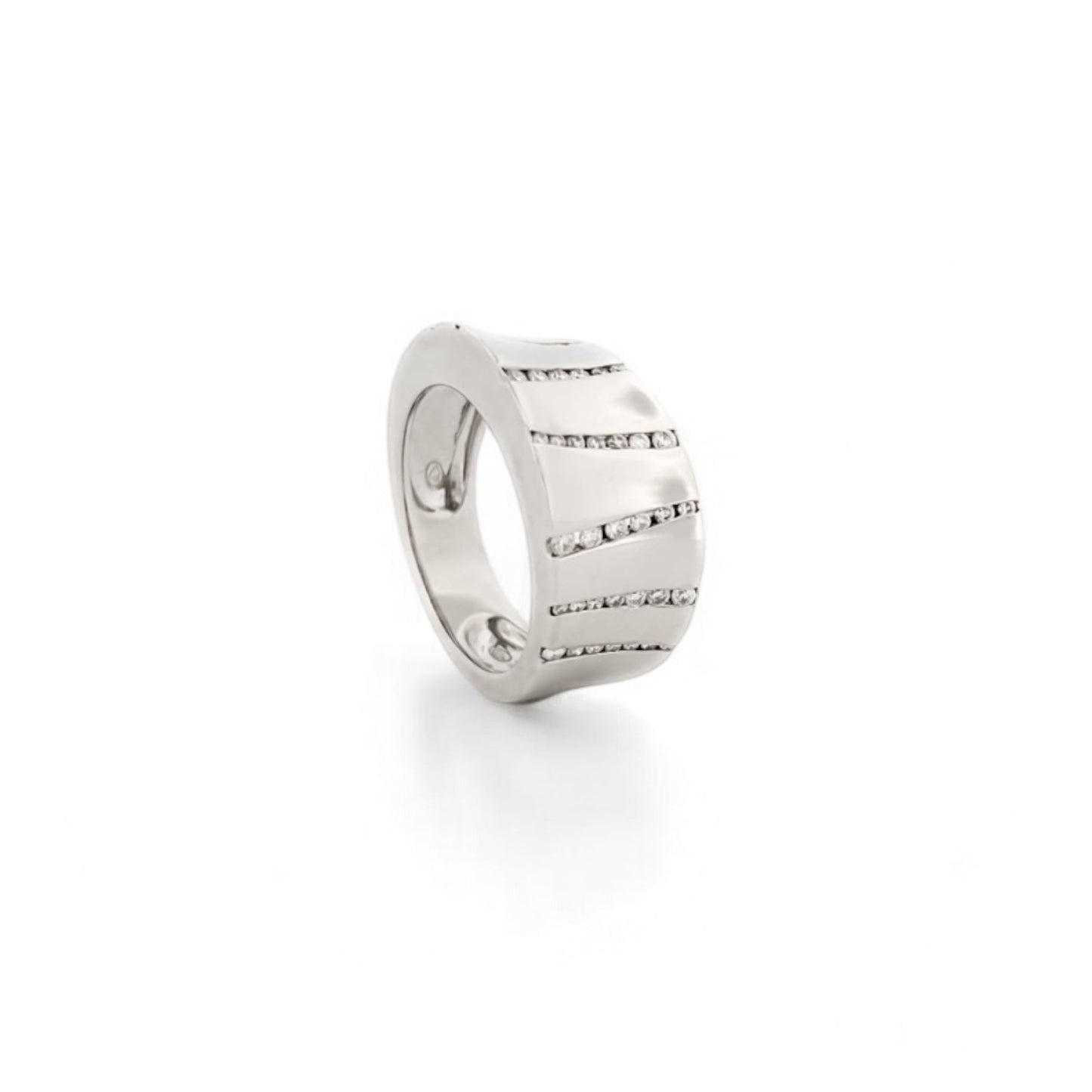 Sortija ancha de oro blanco de 18kt con 9 carriles de diamantes talla brillante. Joyería compro oro, dónde comprar y vender joyas al mejor precio en Barcelona. Joyas al mejor precio, envío gratuito.