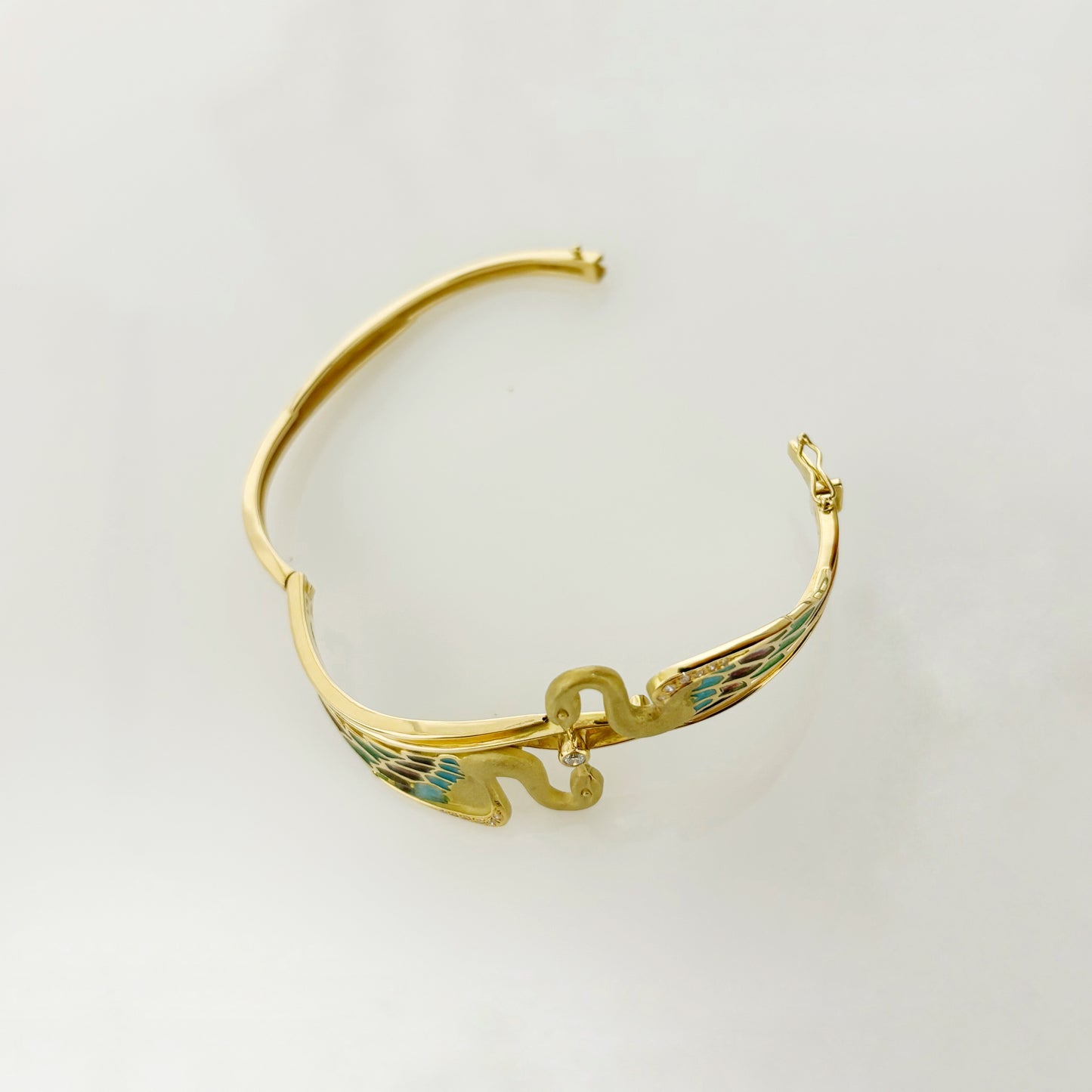 Espectacular pulsera de oro amarillo de 18kt tipo esclava con 2 cisnes que sujetan un diamante talla brillante. Esta esclava está inspirada en las joyas del artista Lluis Masriera, que revolucionó el sector de la joyería Art Noveau en Europa con sus piezas con motivos de la naturaleza , fantasía y color. Dispone de cierre tipo cajón y cierre de seguridad. Joyas antiguas y vintage en Barcelona, compro oro y joyas al mejor precio.