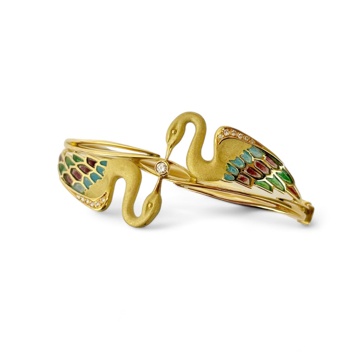 Espectacular pulsera de oro amarillo de 18kt tipo esclava con 2 cisnes que sujetan un diamante talla brillante. Esta esclava está inspirada en las joyas del artista Lluis Masriera, que revolucionó el sector de la joyería Art Noveau en Europa con sus piezas con motivos de la naturaleza , fantasía y color. Dispone de cierre tipo cajón y cierre de seguridad. Joyas antiguas y vintage en Barcelona, compro oro y joyas al mejor precio.