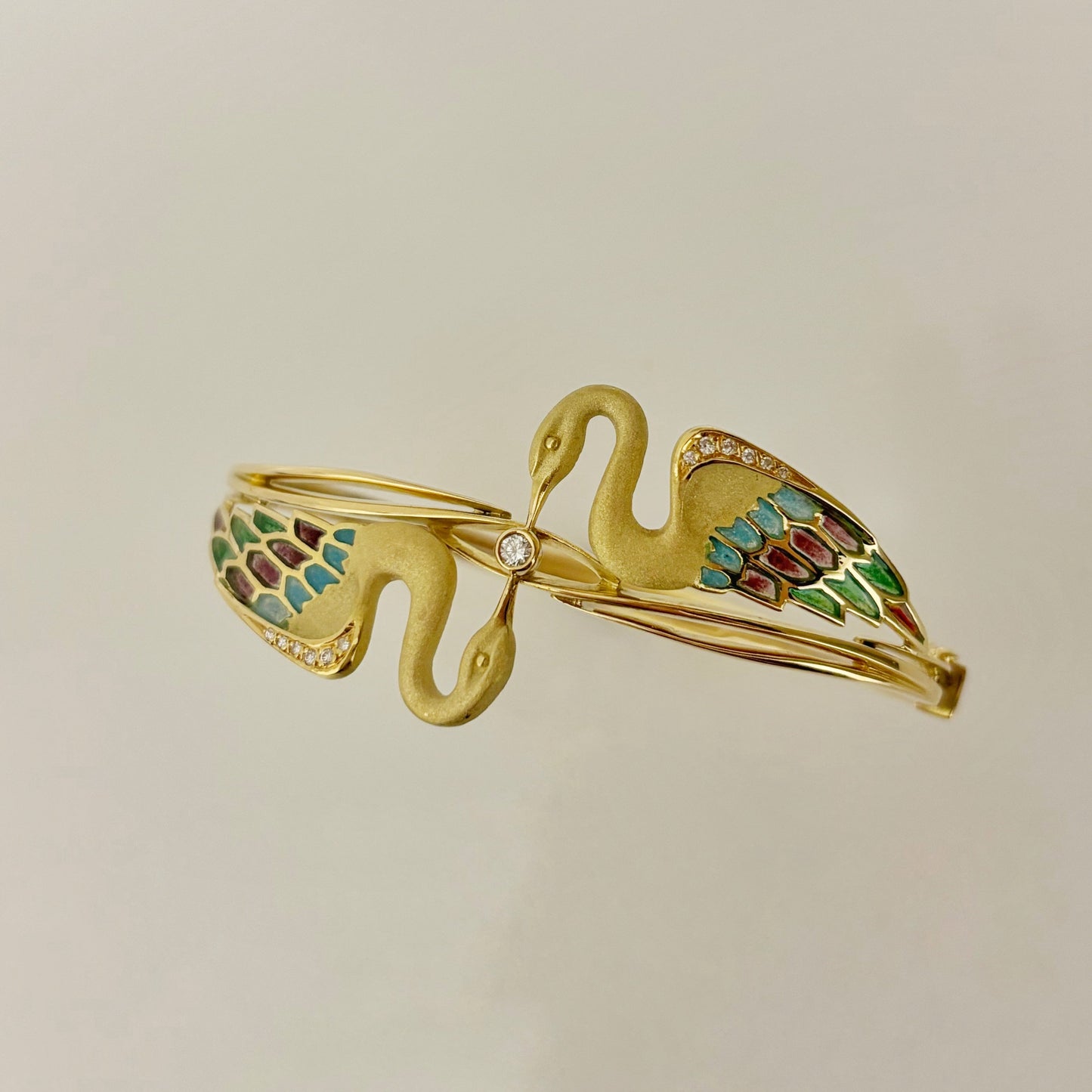 Espectacular pulsera de oro amarillo de 18kt tipo esclava con 2 cisnes que sujetan un diamante talla brillante. Esta esclava está inspirada en las joyas del artista Lluis Masriera, que revolucionó el sector de la joyería Art Noveau en Europa con sus piezas con motivos de la naturaleza , fantasía y color. Dispone de cierre tipo cajón y cierre de seguridad. Joyas antiguas y vintage en Barcelona, compro oro y joyas al mejor precio.