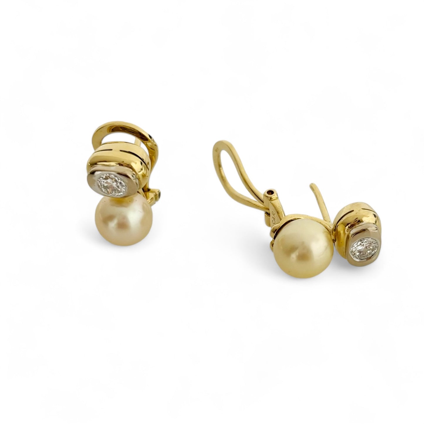 Pendientes tu y yo de oro amarillo de 18kt de la firma Vasari con 2 diamantes de __ cada uno y perla cultivada de 6,30mm cada una. Estos preciosos pendientes disponen de cierre tipo Omega Joyería Barcelona, segunda mano, restauración y creación de joyas, compro oro Barcelona. Joyas Vasari y joyería de lujo.