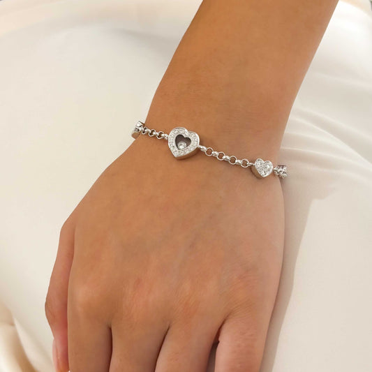 Pulsera de oro blanco de 18kt con cadena tipo rolo y diamantes alternos estilo Chopard. Cada corazón dispone de 3 diamantes de 0,02ct cada uno y un corazón central con un 14 diamantes de 0,02ct cada uno y un diamante central de 0,10ct.
Joyería Compro Oro Barcelona, el mejor precio por tu oro y por joyas de segunda mano