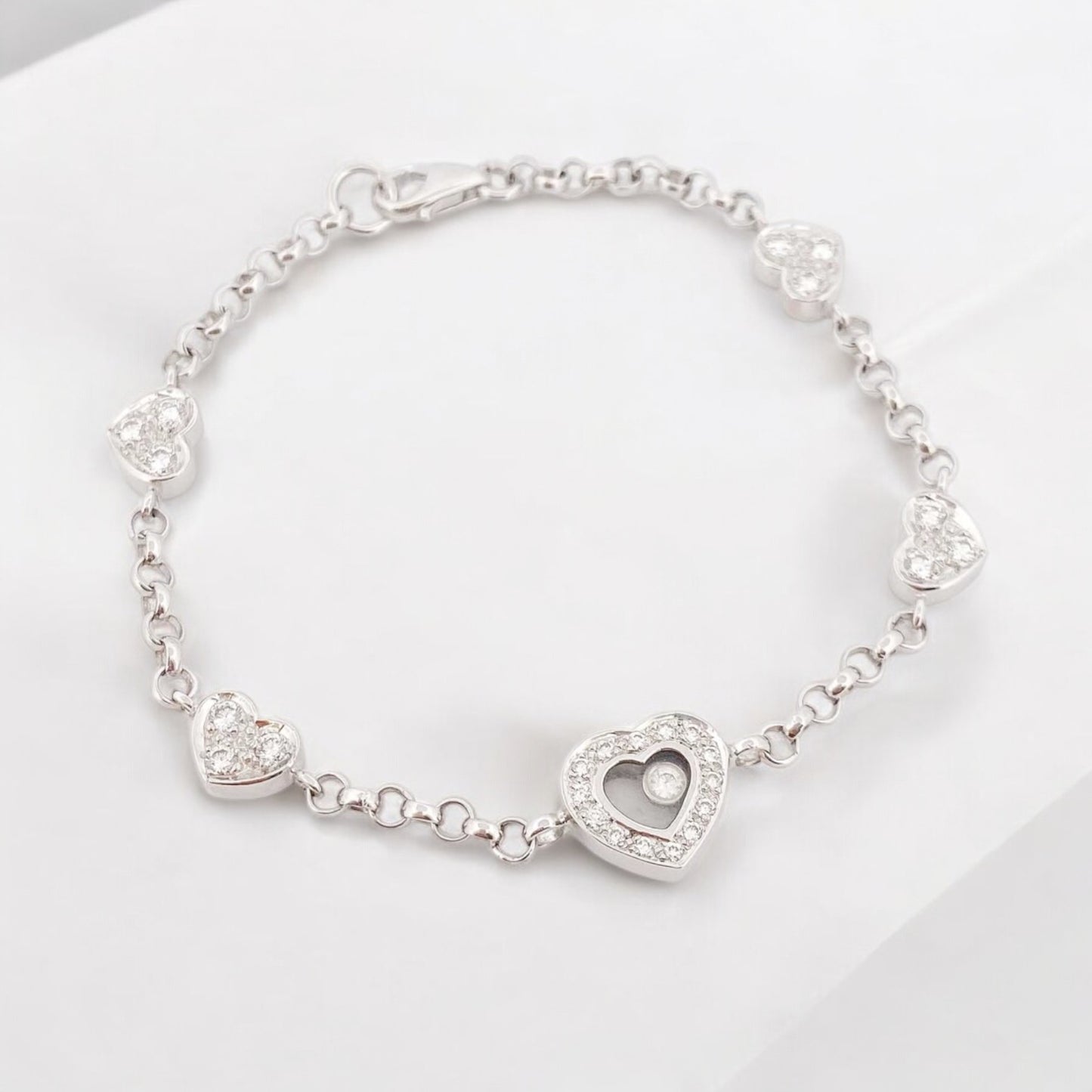 Pulsera de oro blanco de 18kt con cadena tipo rolo y diamantes alternos estilo Chopard. Cada corazón dispone de 3 diamantes de 0,02ct cada uno y un corazón central con un 14 diamantes de 0,02ct cada uno y un diamante central de 0,10ct.
Joyería Compro Oro Barcelona, el mejor precio por tu oro y por joyas de segunda mano