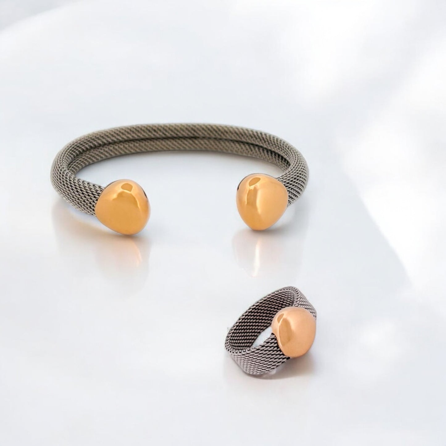 Ese característico anillo de Tous está realizado con el tejido de malla en acero y los detalles del botón en oro amarillo de 18k.Joyas de segunda mano en Barcelona, compro oro y joyas de Tous al mejor precio. Anillos y pulseras Tous restauradas baratas.