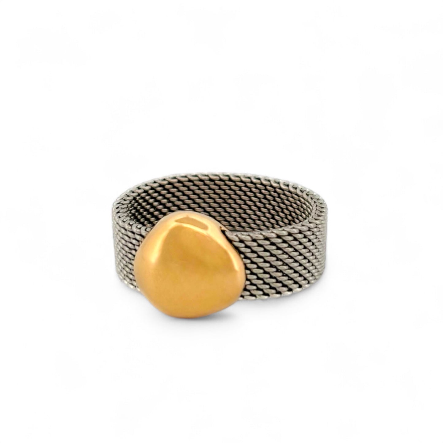 Ese característico anillo de Tous está realizado con el tejido de malla en acero y los detalles del botón en oro amarillo de 18k.Joyas de segunda mano en Barcelona, compro oro y joyas de Tous al mejor precio. Anillos y pulseras Tous restauradas baratas.