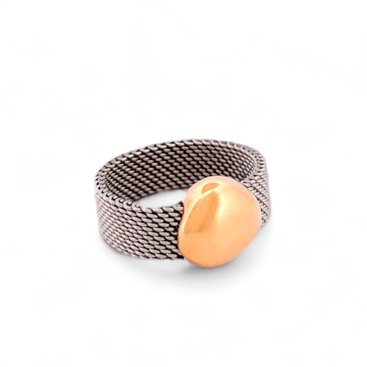 Ese característico anillo de Tous está realizado con el tejido de malla en acero y los detalles del botón en oro amarillo de 18k.Joyas de segunda mano en Barcelona, compro oro y joyas de Tous al mejor precio. Anillos y pulseras Tous restauradas baratas.