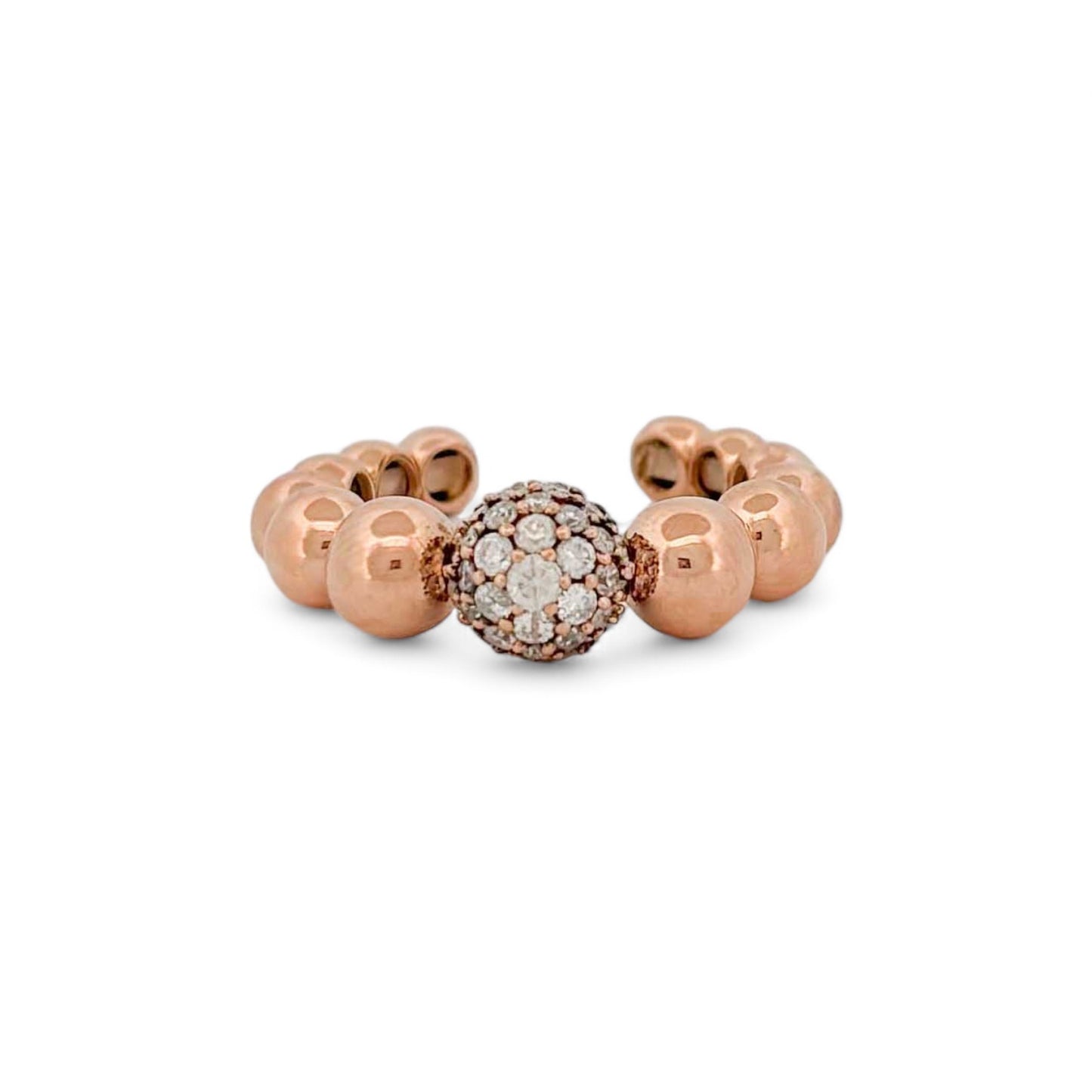 Sortija de alta joyería realizada en oro rosa de 18kt con esfera de diamantes talla brillante. Este excepcional anillo de bolitas de oro dispone de 27 diamantes de 0,015ct cada uno. Joyería de segunda mano en Barcelona y compro oro, donde comprar y vender oro al mejor precio en Barcelona. Venta de joyas de lujo con diamantes de la mejor calidad al mejor precio.
