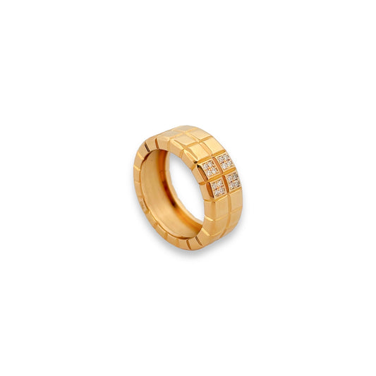 Anillo de oro amarillo de 18kt de la prestigiosa firma Chopard. Modelo Ice Cube inspirado en los bloques de hielo con un diseño minimalista que aporta una elegancia atemporal. Dispone de 16 diamantes de 0,001ct cada uno. Compro oro Barcelona, dónde comprar y vender joyas al mejor precio en Barcelona. Envío gratuito. Joyas Chopard