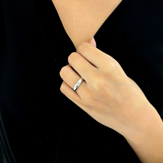 Dos alianzas en oro blanco 18kt y un diamante en cada alianza talla brillante. La alianza de mujer tiene el diamante en la parte exterior. Y la alianza de hombre lo tiene en la parte interior. Joyería compro oro, dónde comprar y vender joyas al mejor precio en Barcelona. Joyas al mejor precio, envío gratuito. Anillos de compromiso baratos.