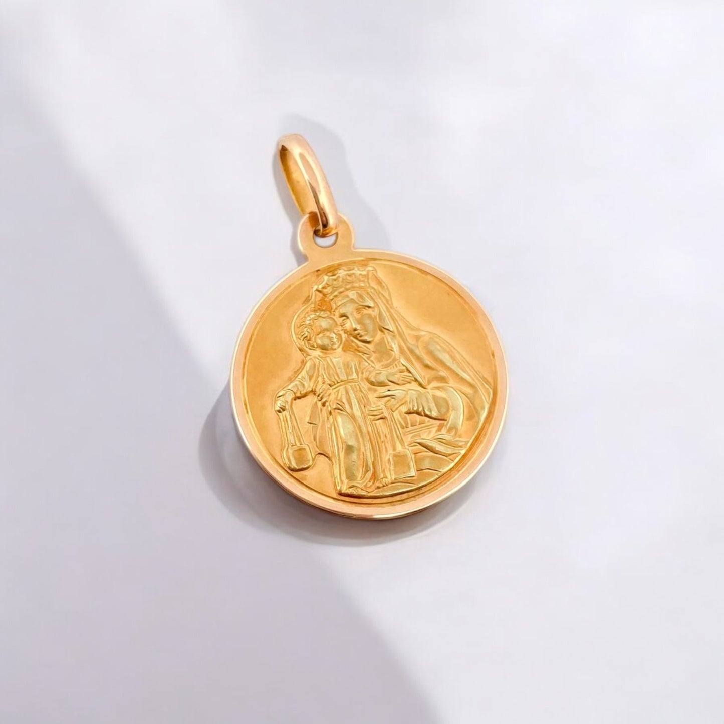 Colgante medalla tipo escapulario realizado en oro amarillo de 18kt con grabado de Virgen del Carmen y el corazón de Jesús.
Ian'or, tu joyería de confianza. Restauramos joyas de segunda mano para darles una nueva vida y vendemos oro al mejor precio.