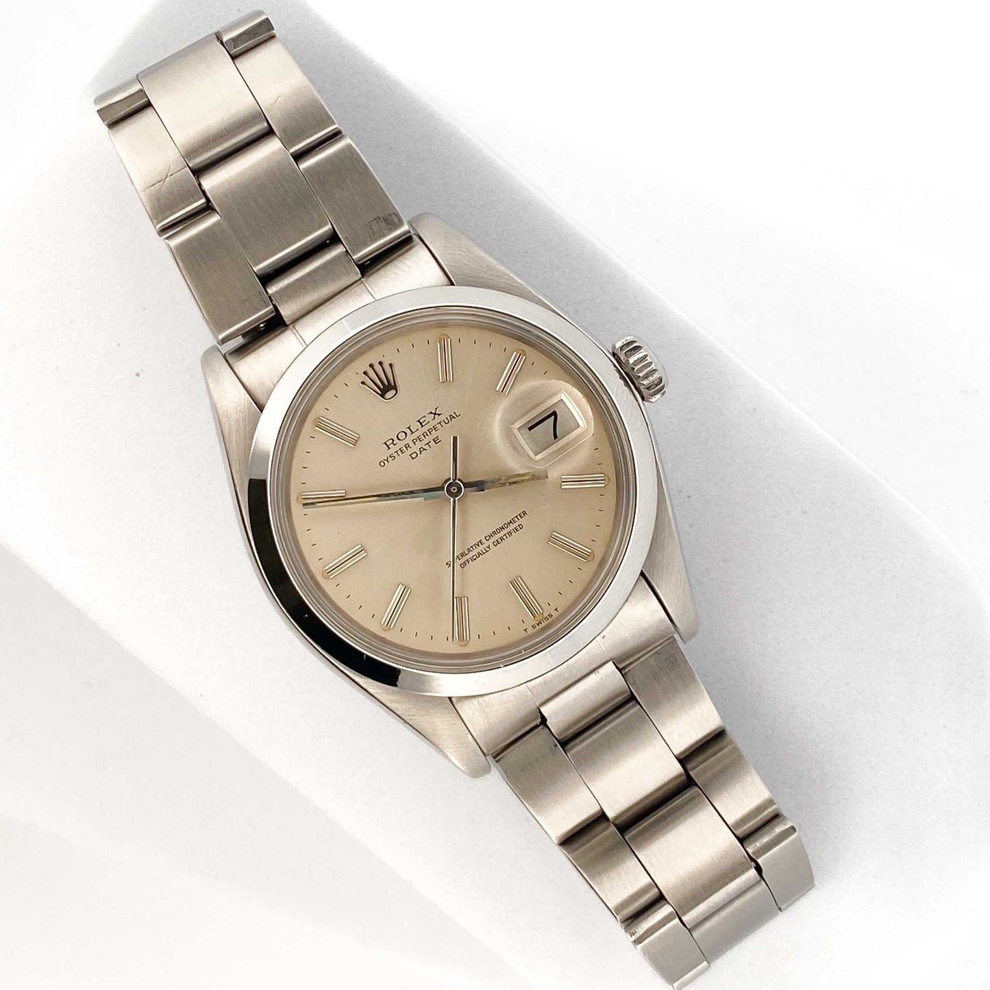 Reloj Rolex Oyster Perpetual Date con esfera de plata 34mm. Realizado en acero.
Marca: Rolex
Modelo: Oyster Perpetual Date
Año: Inicios de los 70 aproximadamente
Caja: 34 mm, acero/plata
Movimiento: Automático
Pulsera: Acero, Oyster cierre desplegable
Esfera: Champagne, sin cifras
Cristal: Plexiglass
Accesorios: Sin documento ni caja original
Estado: Muy buen estado, agujas originales con signos del tiempo.
Relojes Rolex de segunda mano baratos en Barcelona. relojes de alta gama al mejor precio.
