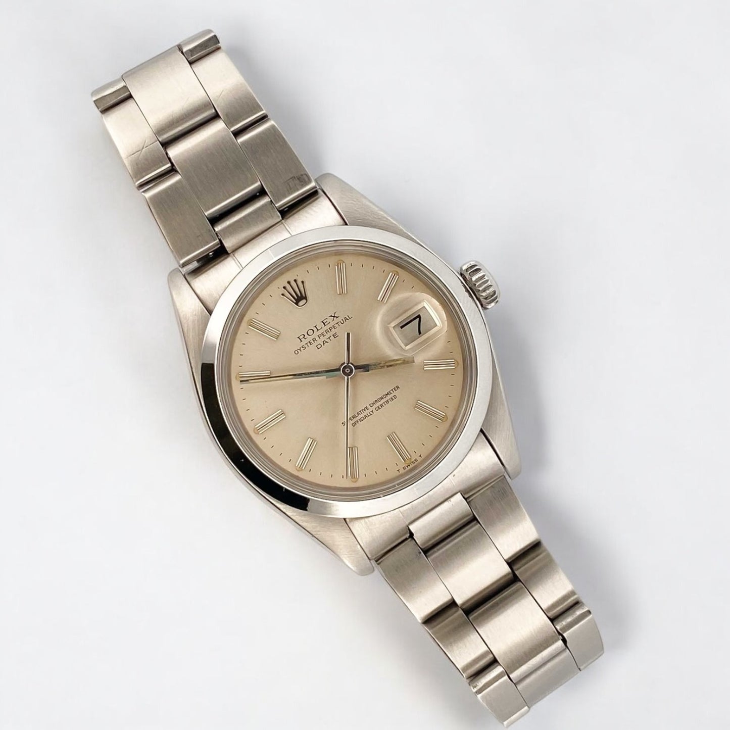 Reloj Rolex Oyster Perpetual Date con esfera de plata 34mm. Realizado en acero.
Marca: Rolex
Modelo: Oyster Perpetual Date
Año: Inicios de los 70 aproximadamente
Caja: 34 mm, acero/plata
Movimiento: Automático
Pulsera: Acero, Oyster cierre desplegable
Esfera: Champagne, sin cifras
Cristal: Plexiglass
Accesorios: Sin documento ni caja original
Estado: Muy buen estado, agujas originales con signos del tiempo.
Relojes Rolex de segunda mano baratos en Barcelona. relojes de alta gama al mejor precio.