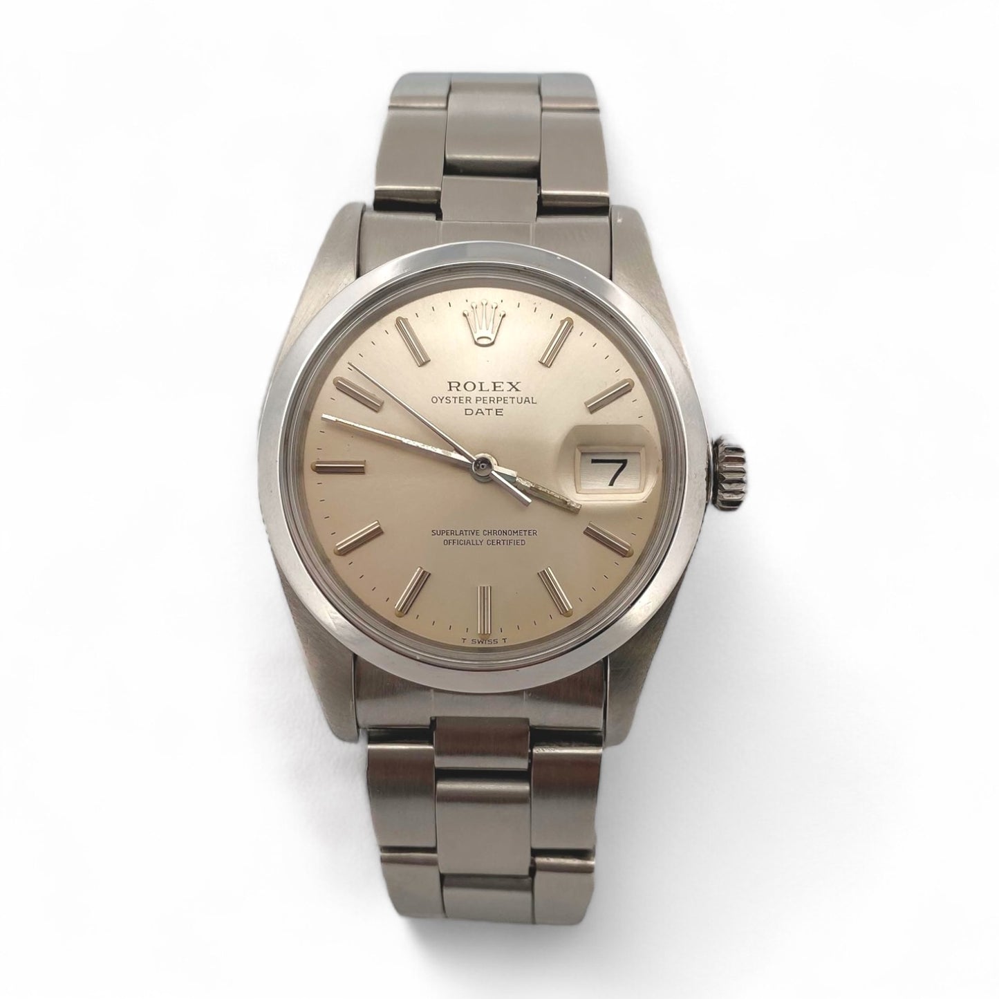 Reloj Rolex Oyster Perpetual Date con esfera de plata 34mm. Realizado en acero.
Marca: Rolex
Modelo: Oyster Perpetual Date
Año: Inicios de los 70 aproximadamente
Caja: 34 mm, acero/plata
Movimiento: Automático
Pulsera: Acero, Oyster cierre desplegable
Esfera: Champagne, sin cifras
Cristal: Plexiglass
Accesorios: Sin documento ni caja original
Estado: Muy buen estado, agujas originales con signos del tiempo.
Relojes Rolex de segunda mano baratos en Barcelona. relojes de alta gama al mejor precio.