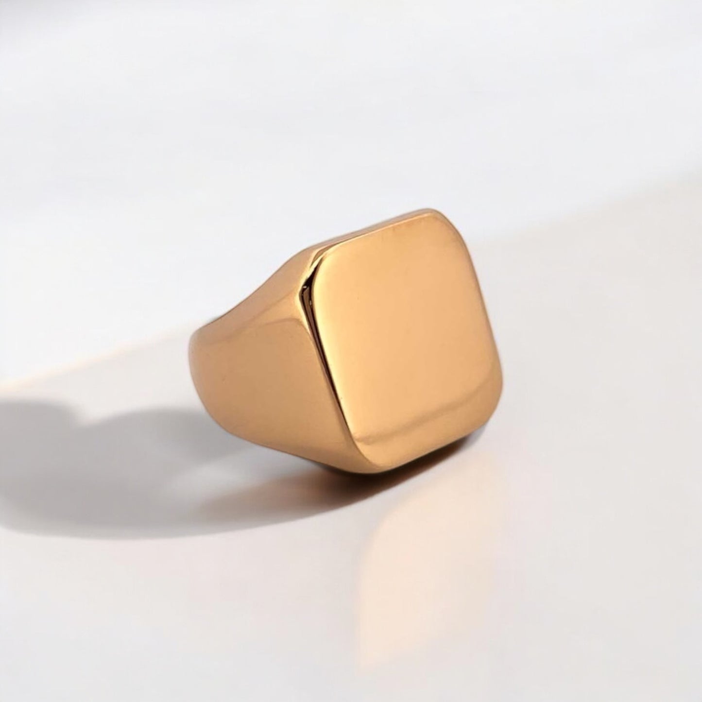 Anillo tipo sello de oro amarillo de 18kt con opción de grabado. Joyas de hombre al mejor precio. Joyas de segunda mano y restauradas. Joyas para el de oro.
