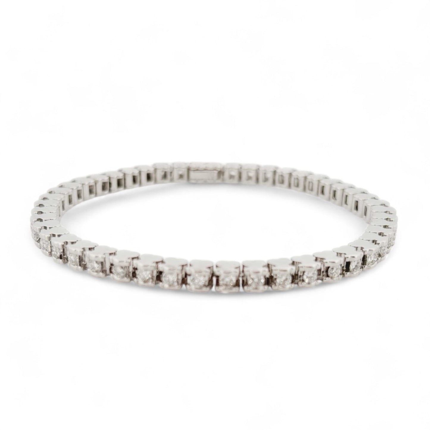 Pulsera Riviere de la firma TOUS realizada en oro blanco de 18kt con 46 diamantes talla brillante de 0,05 ct cada uno con engaste en tensión con detalles del icónico osito. Una preciosa joya con más de 2 quilates de diamantes. La pulsera mide 19cm y dispone de cierre de cajón
Joyas de segunda mano de firma. Joyas Tous restauradas al mejor precio, donde encontrar joyas baratas