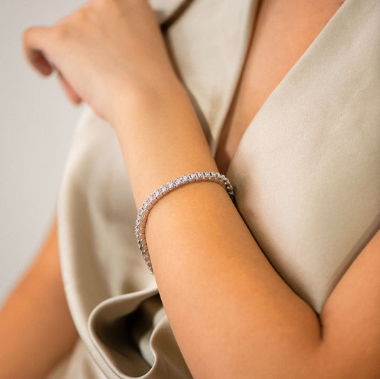 Pulsera Riviere de la firma TOUS realizada en oro blanco de 18kt con 46 diamantes talla brillante de 0,05 ct cada uno con engaste en tensión con detalles del icónico osito. Una preciosa joya con más de 2 quilates de diamantes. La pulsera mide 19cm y dispone de cierre de cajón
Joyas de segunda mano de firma. Joyas Tous restauradas al mejor precio, donde encontrar joyas baratas