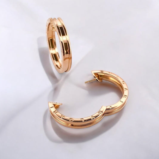 Pendientes modelo BZero1 de 1 banda de la prestigiosa casa Bvlgari, realizados en oro rosa de 18kt. Los pendientes de bulgari tienen un diámetro de 30mm