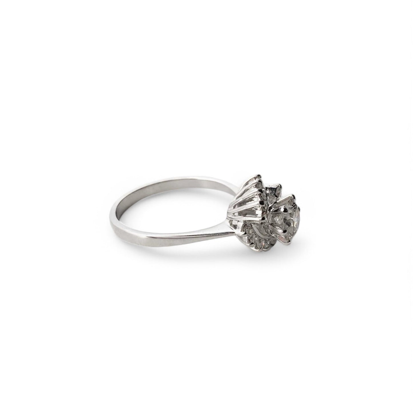 Comprar sortija realizada en Oro blanco de 18kt con rosetón de diamantes. Diamante central talla brillante de 6,47mm y rosetón de 12 brillantes de 0,04ct cada uno