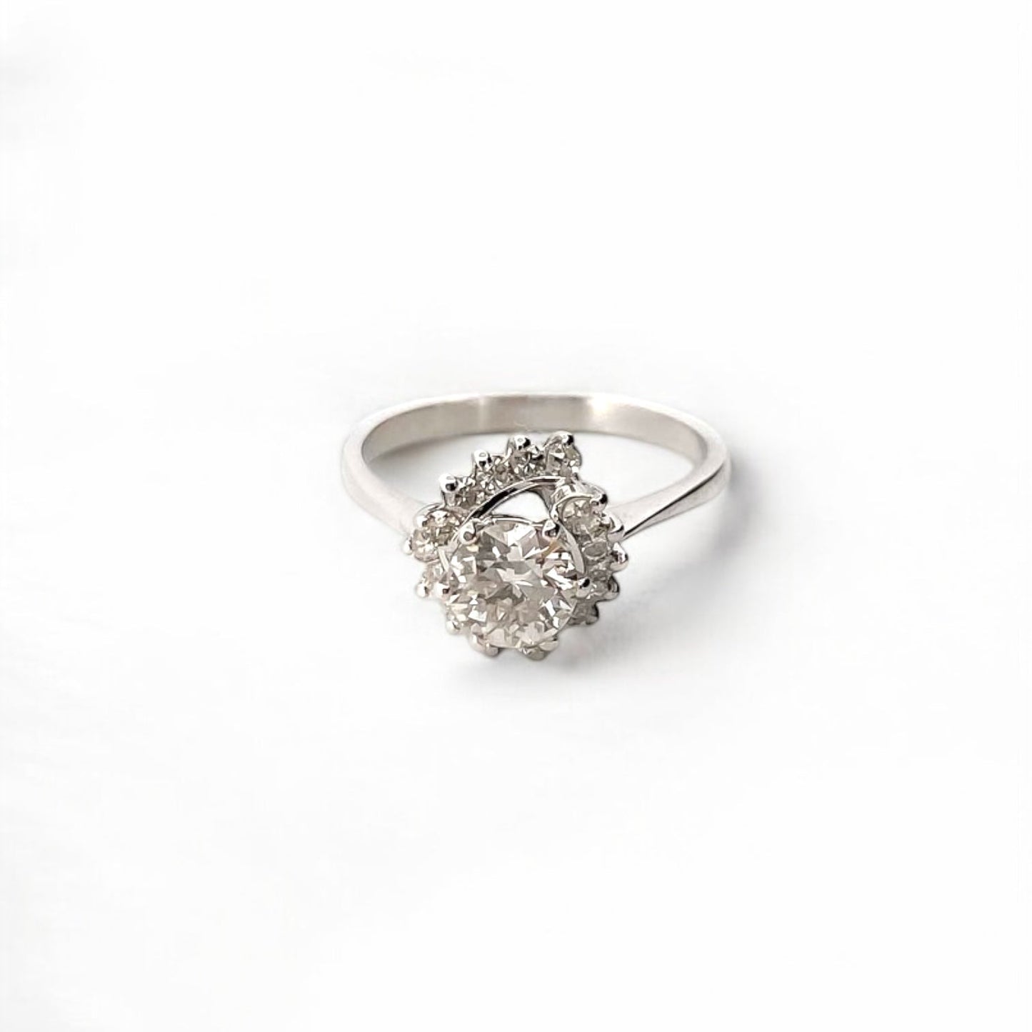 Comprar sortija realizada en Oro blanco de 18kt con rosetón de diamantes. Diamante central talla brillante de 6,47mm y rosetón de 12 brillantes de 0,04ct cada uno