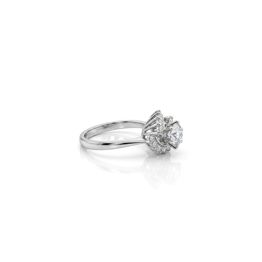 Comprar sortija realizada en Oro blanco de 18kt con rosetón de diamantes. Diamante central talla brillante de 6,47mm y rosetón de 12 brillantes de 0,04ct cada uno