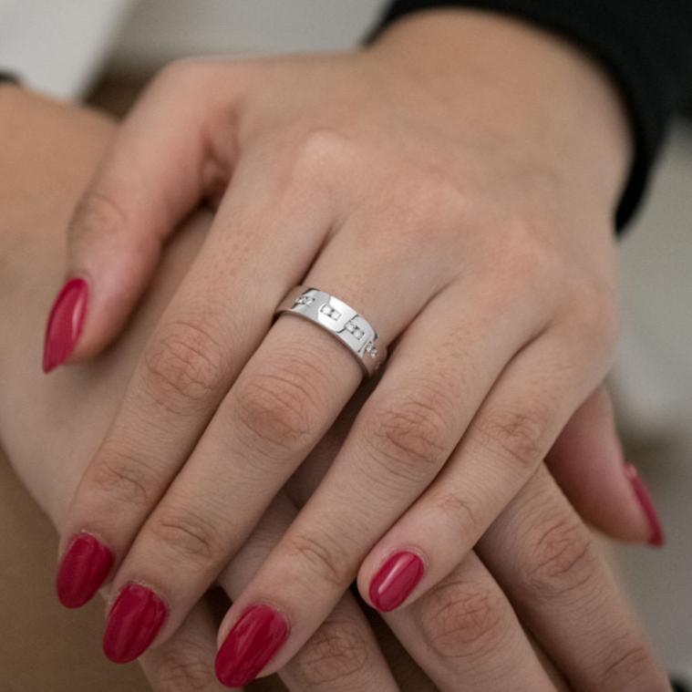 Media alianza de oro blanco de 18kt con diamantes intercalados talla brillante. El anillo es de talla 14,5 y el grosor es de 5,52mm.
Joyería compro oro, dónde comprar y vender joyas al mejor precio en Barcelona. Joyas al mejor precio, envío gratuito. Anillos de compromiso baratos.