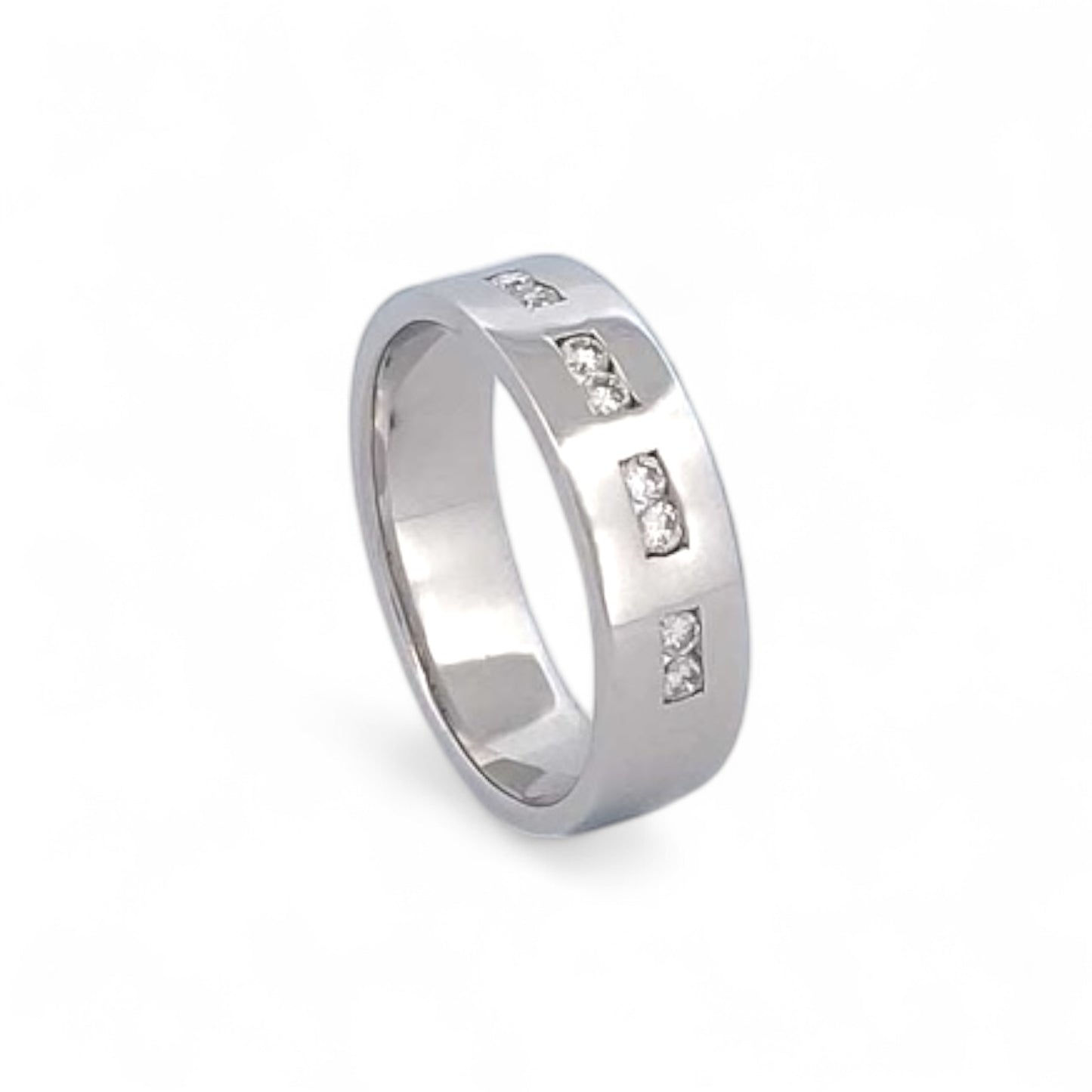 Media alianza de oro blanco de 18kt con diamantes intercalados talla brillante. El anillo es de talla 14,5 y el grosor es de 5,52mm.
Joyería compro oro, dónde comprar y vender joyas al mejor precio en Barcelona. Joyas al mejor precio, envío gratuito. Anillos de compromiso baratos.