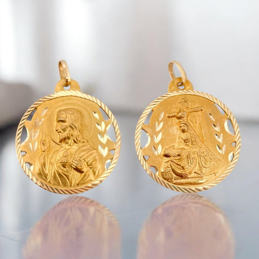Colgante medalla tipo escapulario realizado en oro amarillo de 18kt con grabado de Virgen de la Angustias y el Corazón de Jesús
Medida: 27mm (sin la balía) . con balía 33mm
Ian'or, tu joyería de confianza. Restauramos joyas de segunda mano para darles una nueva vida y vendemos oro al mejor precio.