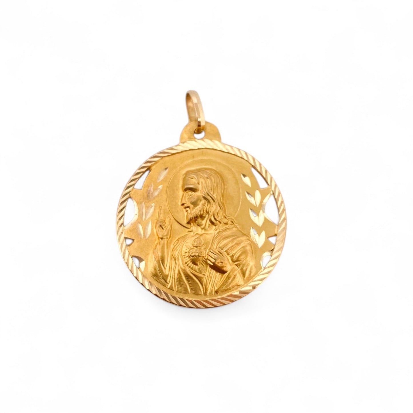 Colgante medalla tipo escapulario realizado en oro amarillo de 18kt con grabado de Virgen de la Angustias y el Corazón de Jesús
Medida: 27mm (sin la balía) . con balía 33mm
Ian'or, tu joyería de confianza. Restauramos joyas de segunda mano para darles una nueva vida y vendemos oro al mejor precio.