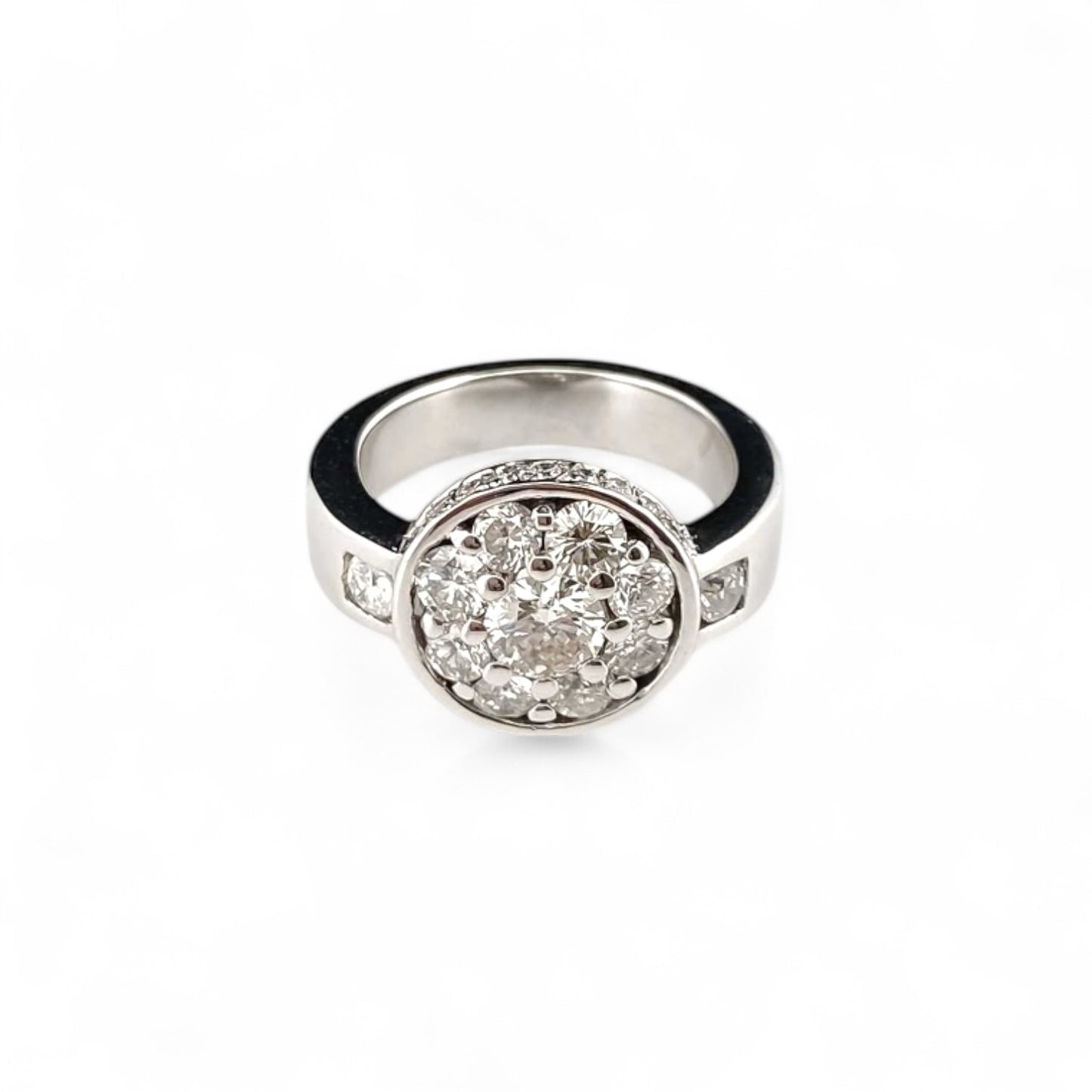 Anillo de oro blanco de 18kt con Rosetón de diamante compuesto por un brillante central de 0,45ct y orla de 10 diamantes de 0,10ct cada uno y engaste lateral de 18 brillantes de 0,01ct cada uno. Una pieza excepcional de más de 1 quilate y medio. Venta de joyas con diamantes de la mejor calidad al mejor precio.