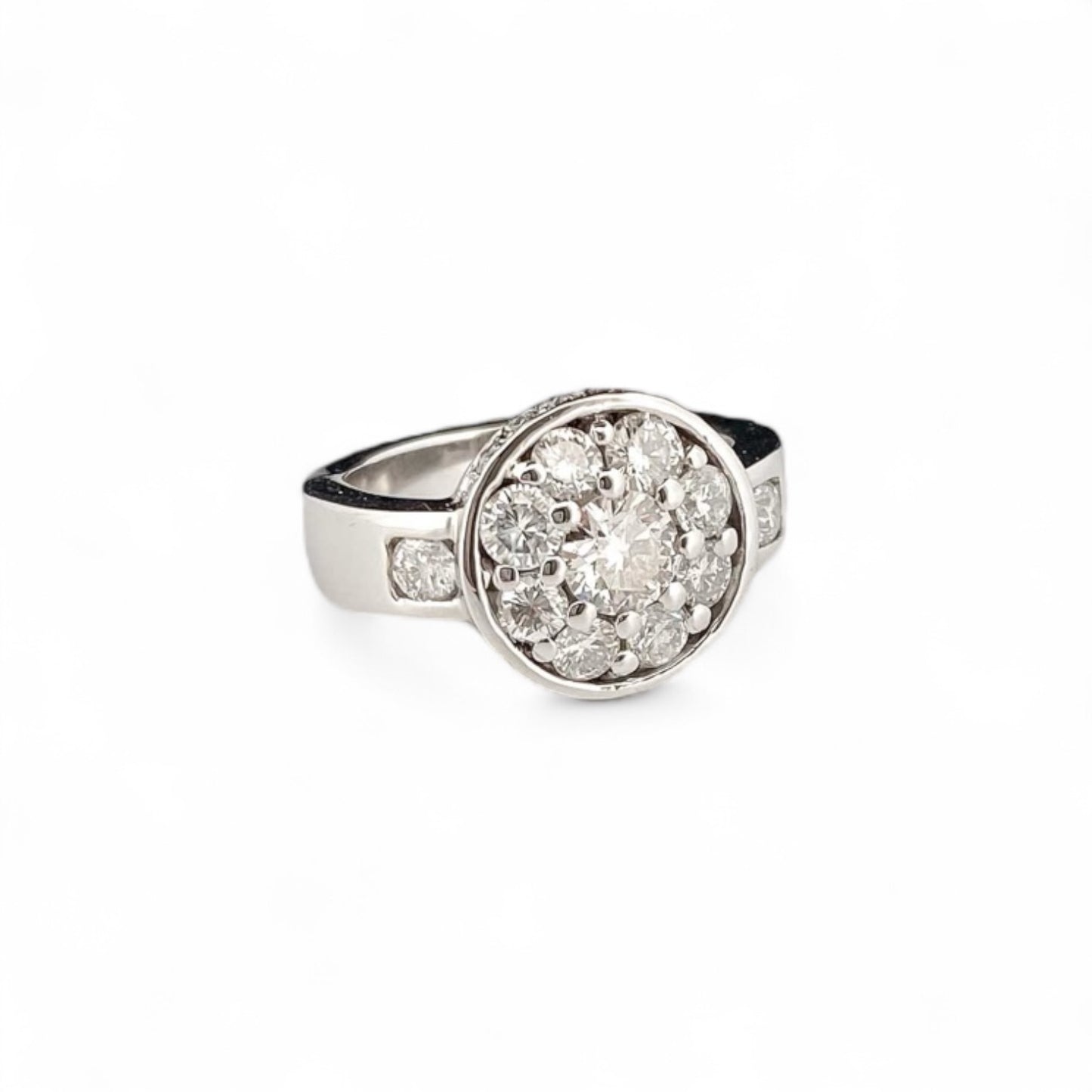 Anillo de oro blanco de 18kt con Rosetón de diamante compuesto por un brillante central de 0,45ct y orla de 10 diamantes de 0,10ct cada uno y engaste lateral de 18 brillantes de 0,01ct cada uno. Una pieza excepcional de más de 1 quilate y medio. Venta de joyas con diamantes de la mejor calidad al mejor precio.