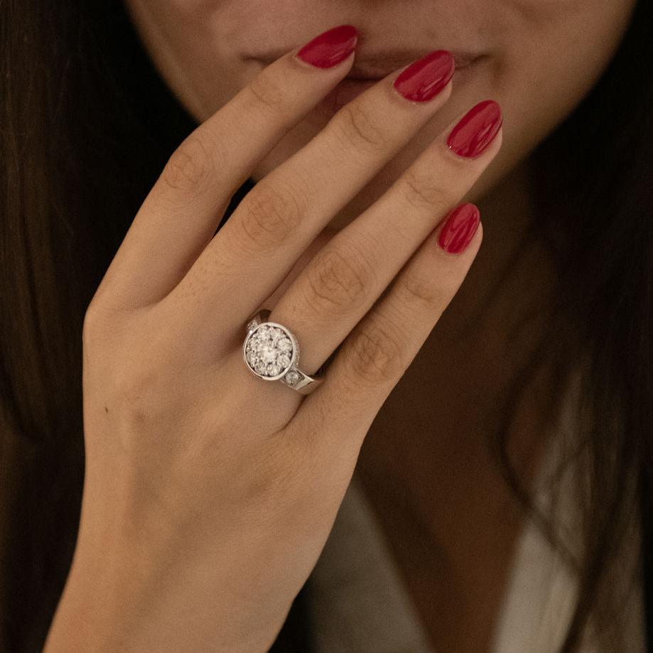 Anillo de oro blanco de 18kt con Rosetón de diamante compuesto por un brillante central de 0,45ct y orla de 10 diamantes de 0,10ct cada uno y engaste lateral de 18 brillantes de 0,01ct cada uno. Una pieza excepcional de más de 1 quilate y medio. Venta de joyas con diamantes de la mejor calidad al mejor precio.