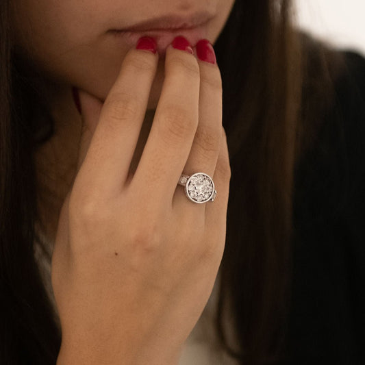 Anillo de oro blanco de 18kt con Rosetón de diamante compuesto por un brillante central de 0,45ct y orla de 10 diamantes de 0,10ct cada uno y engaste lateral de 18 brillantes de 0,01ct cada uno. Una pieza excepcional de más de 1 quilate y medio. Venta de joyas con diamantes de la mejor calidad al mejor precio.