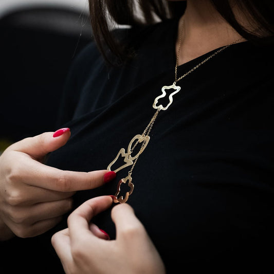 Collar original de la firma Tous de oro de 18kt con cadena de 40cm de largo y colgantes en forma de osito, corazón, tulipán y flor en oro. Con cierre tipo reasa.
Joyería compro oro, dónde comprar y vender joyas en Barcelona al mejor precio. Venta de joyas. Joyas de segunda mano Tous.