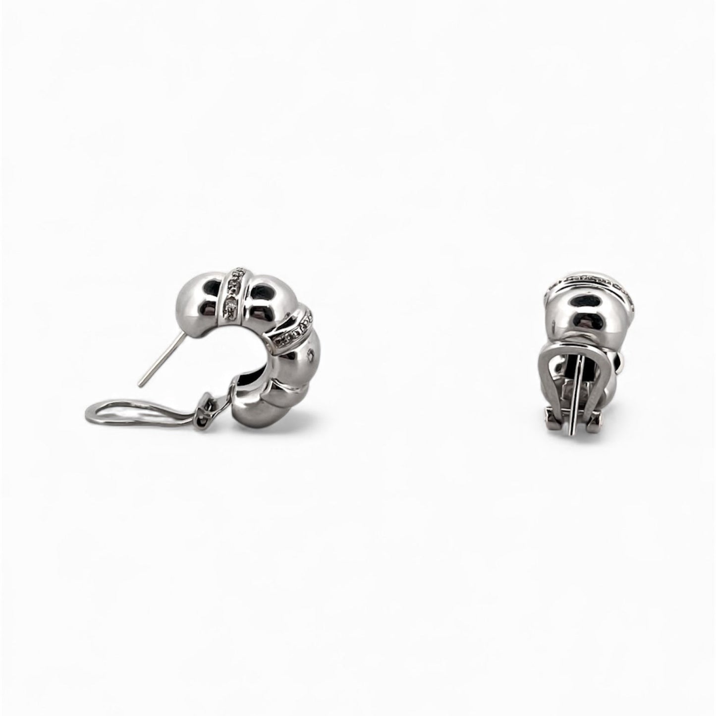 Comprar pendientes de oro blanco de 18kt con diamantes. Cierre tipo omega. Pendientes de segunda mano. Joyas con diamantes baratas. Joyería Ian'Or.