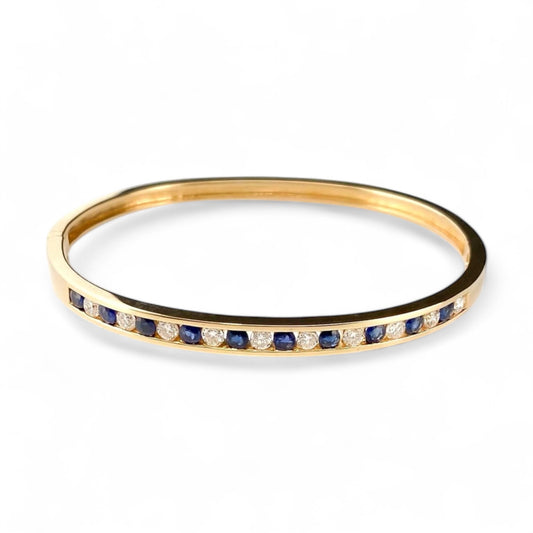 Pulsera tipo esclava de Oro amarillo de 18kt con zafiros y diamantes de la firma de Joyería Brasileña H.Stern. Esta preciosa pulsera rígida dispone de un delicado cierre tipo cajón y viene en su estuche original.