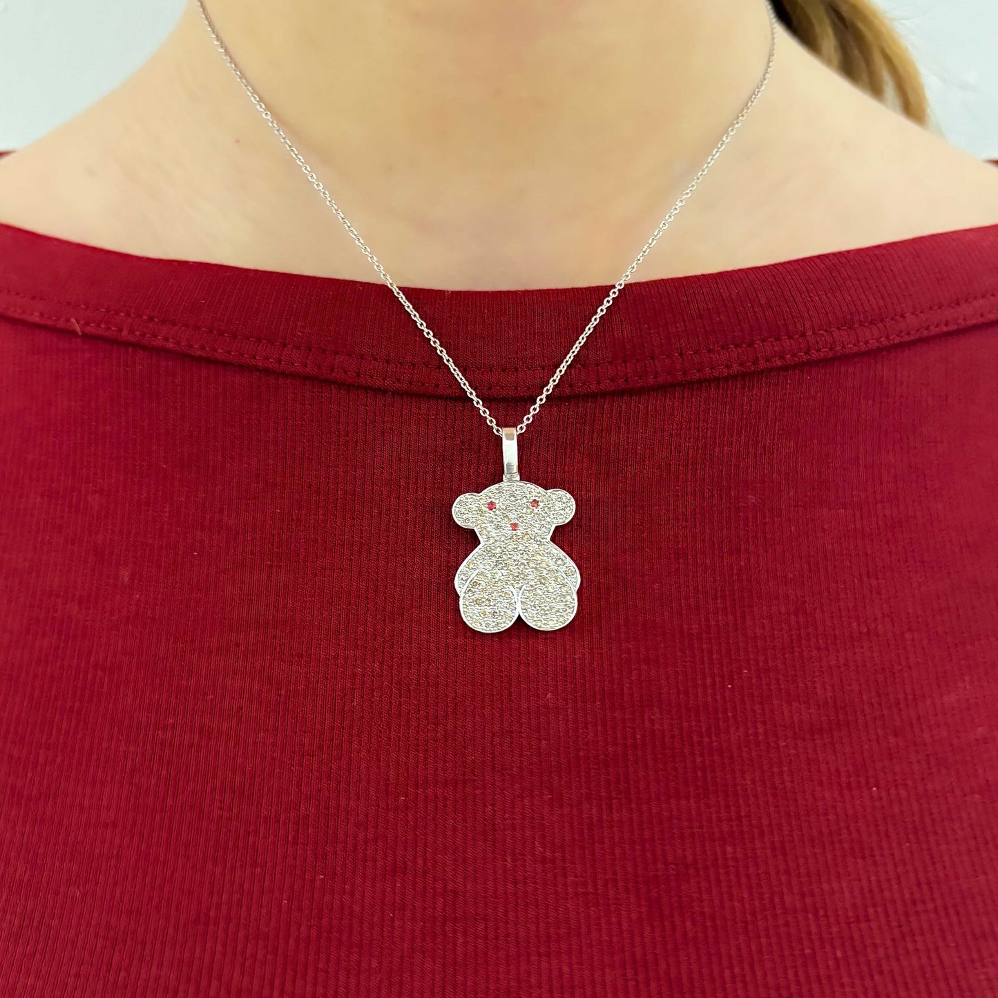 Icónico colgante de Oro blanco de 18kt representativo de Tous con pavé de diamantes amarillos y ojitos y boca de rubíes.Joyería compro oro, dónde comprar y vender joyas en Barcelona al mejor precio. Venta de joyas. Joyas de segunda mano Tous.