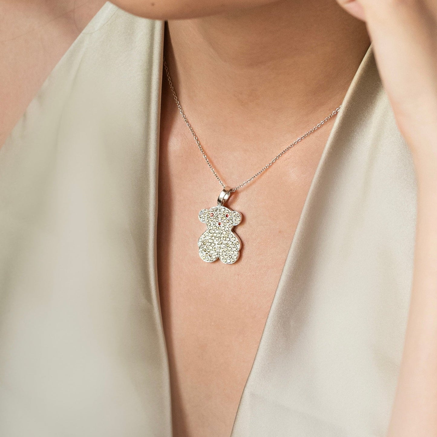 Icónico colgante de Oro blanco de 18kt representativo de Tous con pavé de diamantes amarillos y ojitos y boca de rubíes.Joyería compro oro, dónde comprar y vender joyas en Barcelona al mejor precio. Venta de joyas. Joyas de segunda mano Tous.