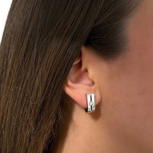 Pendientes de oro blanco de 18kt con un diamantes talla princesa en cada pendiente. Joyas de segunda mano. Joyas con diamantes baratas. Joyería Ian'Or.