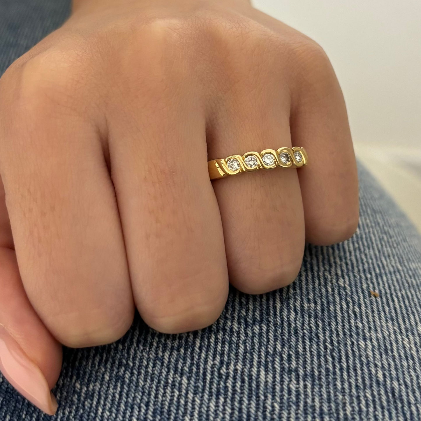 13739GM - Media alianza oro amarillo 18kt con carril 5 brillantes
