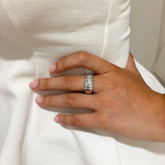 Comprar anillo realizado en oro blanco de 18kt con carriles y 35 diamantes talla brillante. Anillos de oro baratos en Barcelona. Envío gratis. Joyas diamantes.