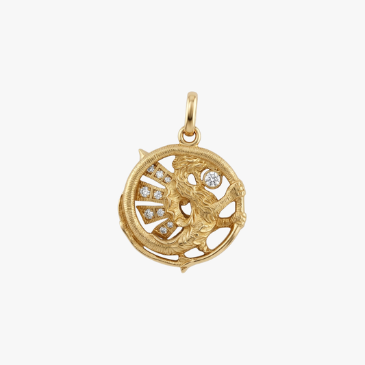 Exclusivo colgante antiguo de oro amarillo de 18kt destaca por su diseño artesanal en forma de dragón, Una pieza vintage y única para los amantes de dragones