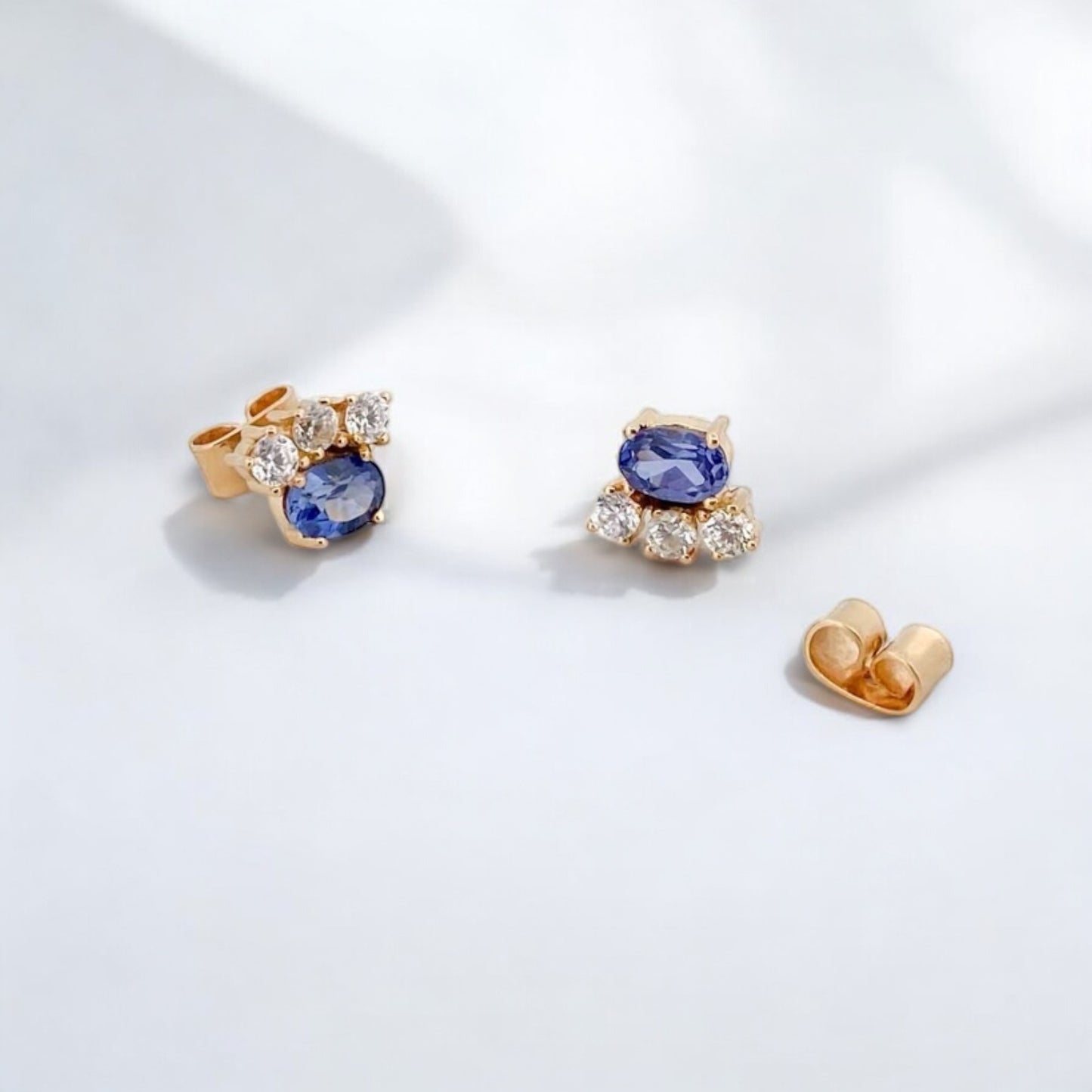 Pendientes de Oro amarillo de 18kt con engaste de tanzanita talla oval y diamantes talla brillante. Cierre a presión. Joyería Barcelona, segunda mano, restauración y creación de joyas, compro oro Barcelona.