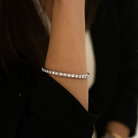 Espectacular Pulsera Riviere realizada en oro blanco de 18kt con 39 diamantes talla brillante de 0,22 ct cada uno con engaste de grapas, Una preciosa joya con más de 8,50ct quilates de diamantes. La pulsera mide 19cm y dispone de cierre de cajón