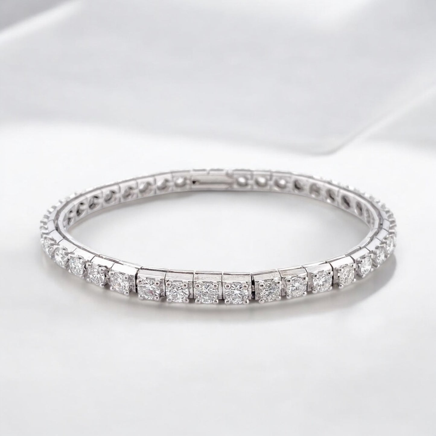 Espectacular Pulsera Riviere realizada en oro blanco de 18kt con 39 diamantes talla brillante de 0,22 ct cada uno con engaste de grapas, Una preciosa joya con más de 8,50ct quilates de diamantes. La pulsera mide 19cm y dispone de cierre de cajón