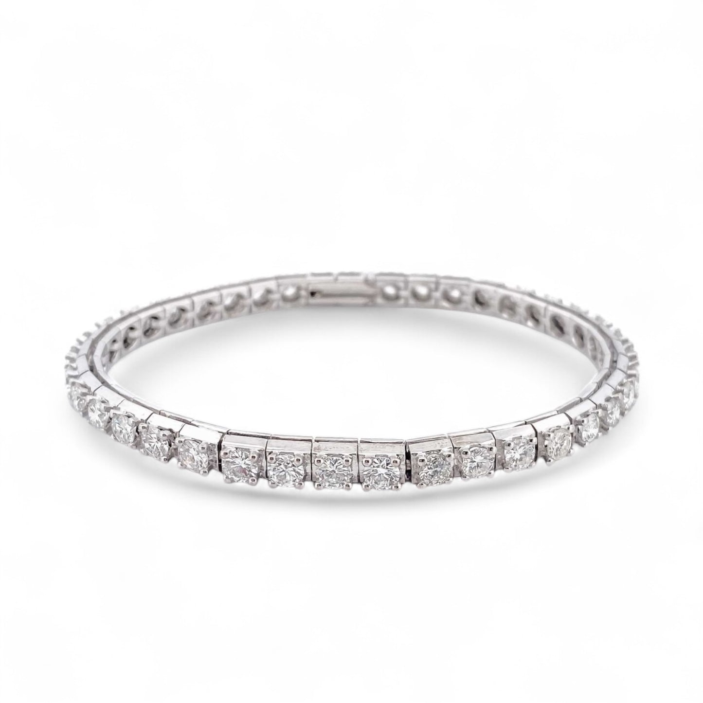 Espectacular Pulsera Riviere realizada en oro blanco de 18kt con 39 diamantes talla brillante de 0,22 ct cada uno con engaste de grapas, Una preciosa joya con más de 8,50ct quilates de diamantes. La pulsera mide 19cm y dispone de cierre de cajón