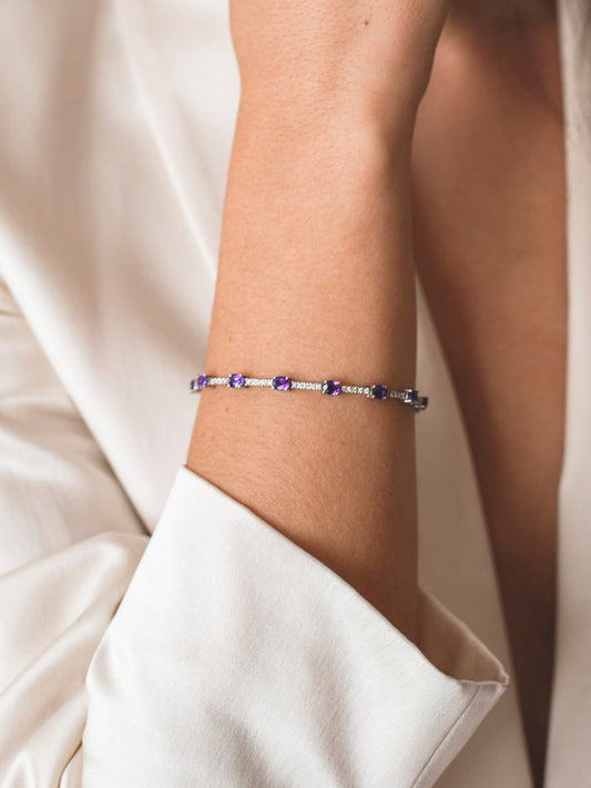 Pulsera riviere de oro blanco de 18kt con 70 diamantes talla brillante y 14 zafiros talla oval intercalados. Esta preciosa pulsera dispone de cierre cajón y cierre lateral de seguridad.