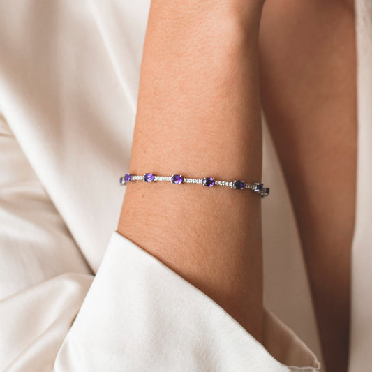 Pulsera riviere de oro blanco de 18kt con 70 diamantes talla brillante y 14 zafiros talla oval intercalados. Esta preciosa pulsera dispone de cierre cajón y cierre lateral de seguridad.