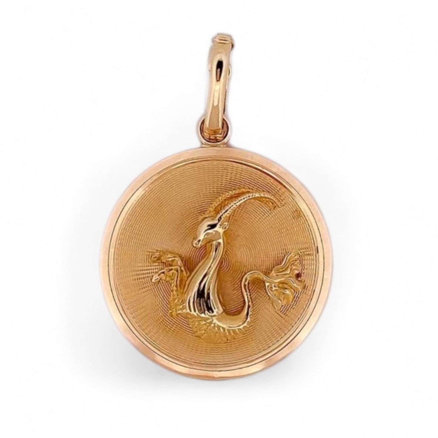 Colgante medalla con el signo del Zodiaco de Capricornio realizada de oro amarillo de 18kt . La medalla hace 134mm de diámetro y la balía dispone de cierre de seguridad y mide de 12mm